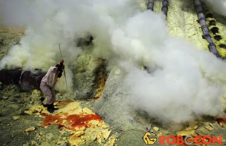 Khí sulfuric tại miệng núi lửa Kawah Ijen được các thợ mỏ khai thác để lấy lưu huỳnh.