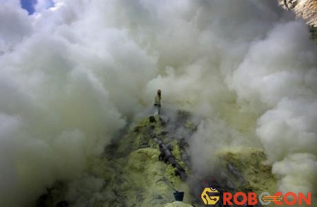 Núi lửa Kawah Ijen nằm ở Đông Java, Indonesia nổi tiếng với việc khai thác 