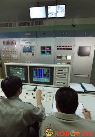 Các kỹ thuật viên đang theo dõi hệ điều khiển của lò phản ứng