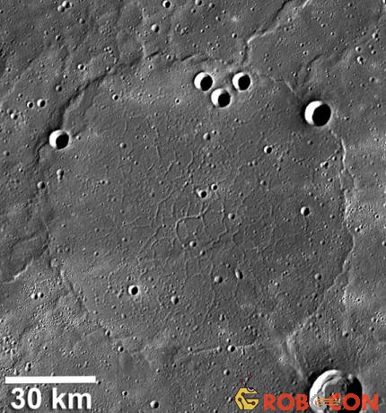 Hình ảnh Messenger của sao Thủy cho thấy các đường nhăn lằn xung quanh bề mặt vùng lõm được hình thành khi các đồng bằng núi lửa kéo dãn ra xa nhau. 