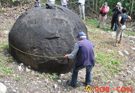  Những quả cầu lớn này là tác phẩm điêu khắc bằng đá nguyên khối được thực hiện bởi bàn tay của con người.