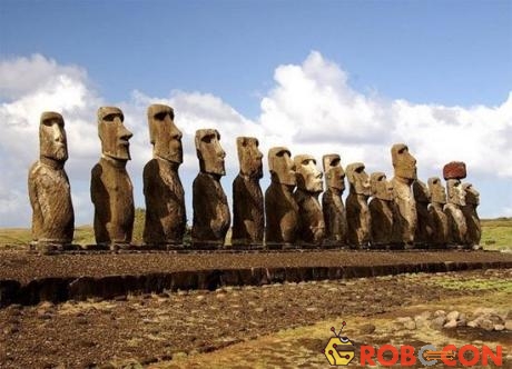 Những bức tượng hình người bằng đá khổng lồ mang tên là Moai có tuổi thọ khoảng 6000 năm.