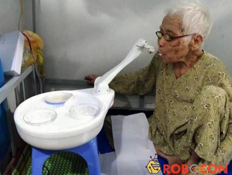 Thiết bị đút thức ăn cho người bệnh, người già được thử nghiệm thành công