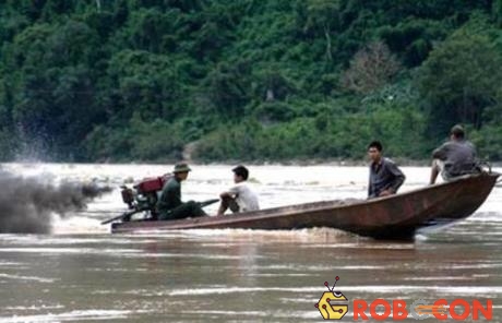 Một nhóm thợ săn “thủy quái” sông Đà.
