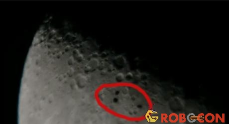 Ba vật thể lạ xuất hiện trên cảnh quay vào phút thứ 01:18.