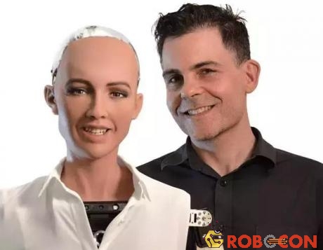 Tiến sĩ David Hanson và robot Sophia do ông chế tạo