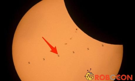 Hình ảnh ISS đi qua trước Mặt Trời lúc nhật thực diễn ra.