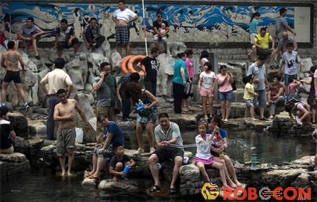 Người dân Trung Quốc tránh nóng tại một hồ bơi ở tỉnh Sơn Đông.
