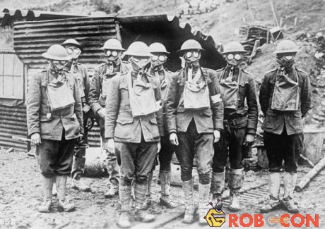 Những người lính đeo mặt nạ phòng độc là hình ảnh quen thuộc của Thế chiến I.