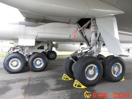 Lốp máy bay có thể chịu được tải trọng lên tới 38 tấn. 