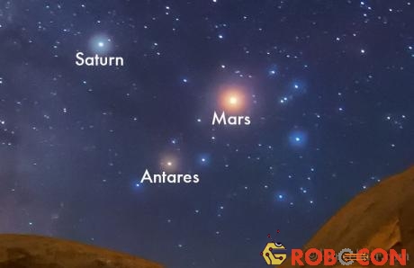 Bạn sẽ cảm giác như sao Hỏa và sao Antares rất gần với Trái đất.