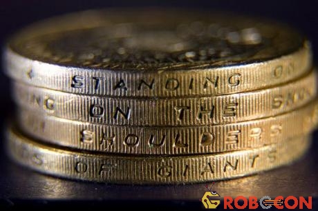 Những đồng 2 pound tại Anh với các khía 2 xung quanh cạnh