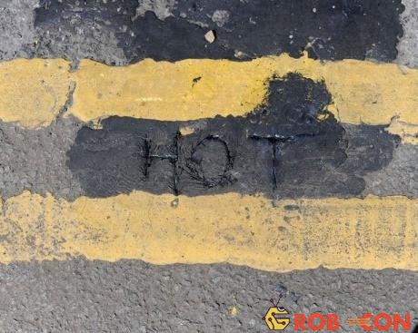 Mặt đường nhựa ở phố Duke, thành phố Castlefield đã chảy ra đến mức người dân có thể viết chữ “Hot” (Nóng) lên trên