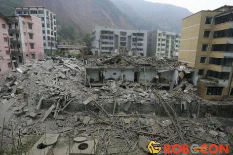 Những tòa nhà đổ nát sau một trận động đất.