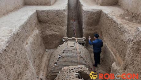 Các nhà khảo cổ học phát hiện một khu huyệt chứa hai ngôi mộ, trong đó có một ngôi mộ hình kim tự tháp