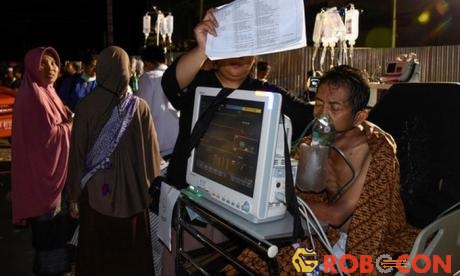 Một người bị thương được sơ tán ở bệnh viện thành phố Mataram đêm 5/8.