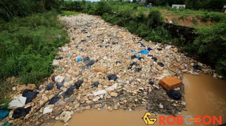 Rác thải chất đống tại sông ở Campuchia. 