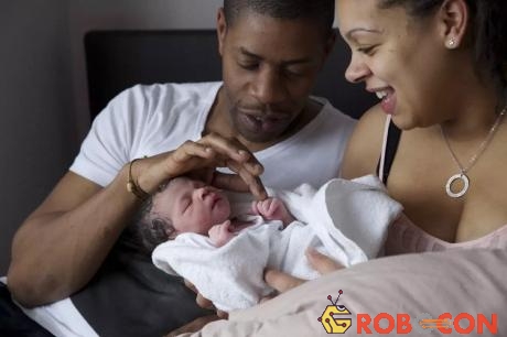 Cặp vợ chồng bên em bé được sinh bằng phương pháp thuận tự nhiên.