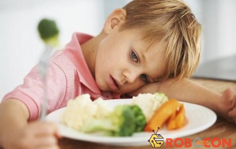 Ép buộc trẻ phải ăn thức ăn mà chúng không thích có thể gây ra sự căng thẳng cho trẻ.