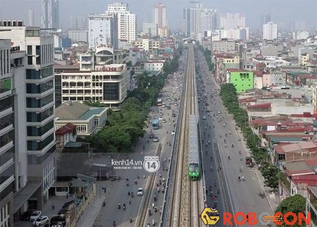 Chưa đầy 10 phút, đoàn tàu đến khu vực đường Nguyễn Trãi (quận Thanh Xuân, Hà Nội).