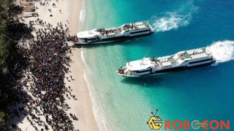 Các tàu chở khách du lịch sơ tán khỏi đảo Gili Trawangan, Lombok, Indonesia.