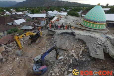 Khuôn viên nhà thờ Jamiul Jamaah bị đổ sập một phần sau trận động đất.