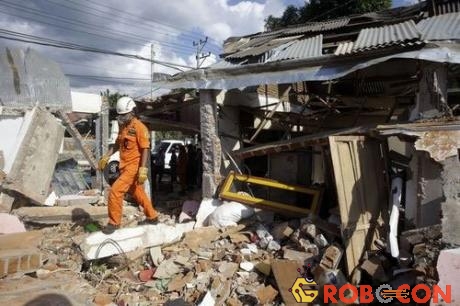 Cảnh tượng đổ nát tại đảo Lombok sau trận động đất khiến hơn 300 người chết. 