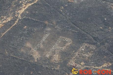 Đám cháy tại Bray Head để lộ ra những chữ cái EIRE được làm bằng đá