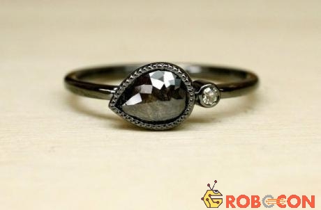 Nhẫn kim cương đen