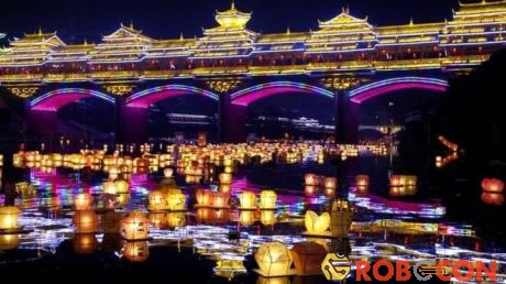 Người Trung Quốc sẽ thả đèn lồng xuống các con sông như để dẫn đường cho hồn ma trở về cõi âm.