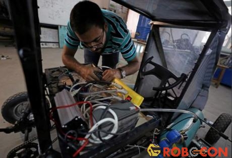 Sinh viên Islam Ibrahim trong đội ngũ thiết kế đang chỉnh lại các dây cáp điện trên chiếc xe.