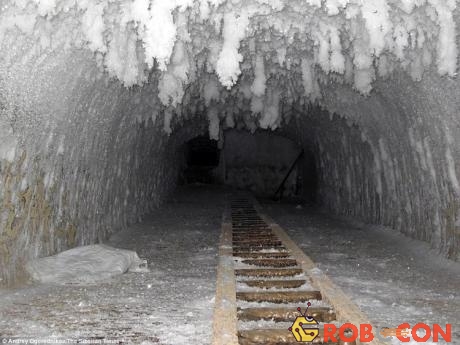 Đường hầm băng xây dựng ở Bắc Cực.