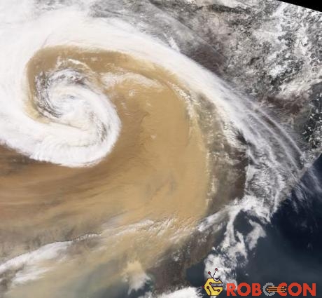 Một cơn bão bụi tạo thành lốc xoáy trên cả lãnh thổ Trung Quốc năm 2001.