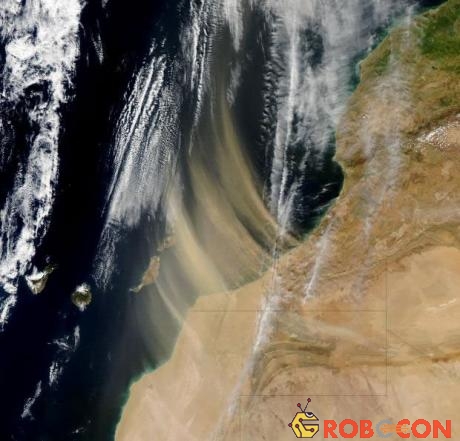 Một cơn bão bụi hoành hành ngoài khơi bờ biển Morocco vào năm 2003.