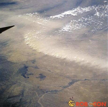Một cơn bão bụi tại Afghanistan được nhìn thấy từ tàu con thoi Atlantis năm 2000.