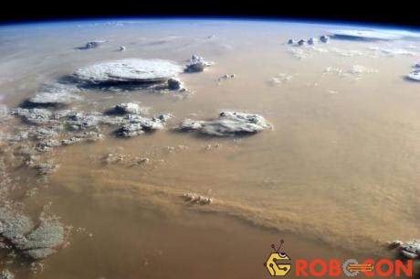 Một cơn bão bụi khổng lồ trên Sahara được chụp từ Trạm vũ trụ quốc tế vào năm 2014.