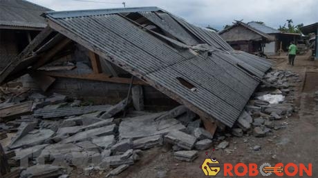 Cảnh đổ nát sau trận động đất ở làng Sajang, Lombok, Indonesia ngày 31/7. 