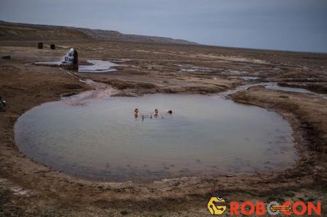 Du khách tắm ở hồ nước tại nơi từng là đáy biển Aral.