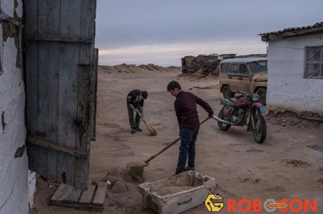 Người dân làng Akespe, Kazakhstan, dọn cát bị gió cuốn bao trùm khu vực mỗi ngày.