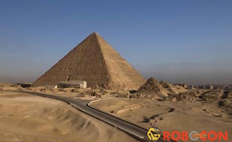 Ngôi mộ có niên đại 4.500 năm và nằm trong khu vực “núi bộ tộc”, gần Kim tự tháp Giza.
