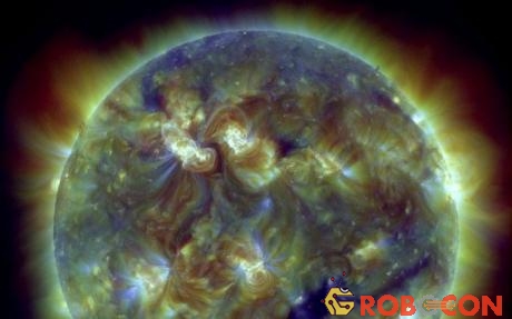 Bão Mặt Trời bắn ra các hạt điện tích mạnh tới Trái đất. 