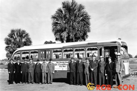 Chiếc xe buýt dầu tiên có máy điều hòa vào năm 1946.