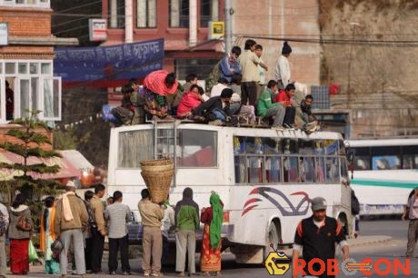 Hành khách lên xuống xe buýt tại Nepal.