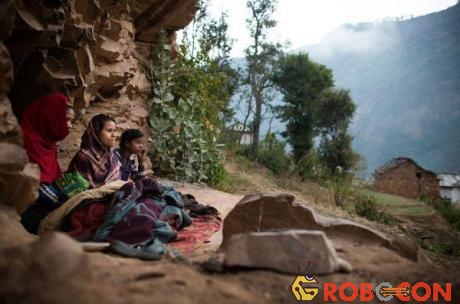 Hình ảnh những người đang bị sống cách ly tại vỉa đá ở làng Kalekanda, Nepal.
