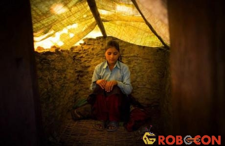 Jaukala (14 tuổi) phải chịu cảnh sống trong nhà kho tạm bợ bởi cô đang đến ngày đèn đỏ.