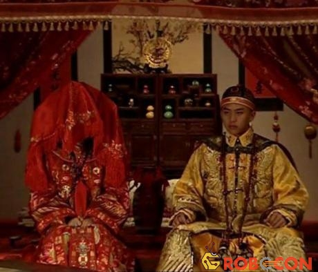 Các hoàng đế trong lịch sử Trung Quốc sở hữu tam cung lục viện, thất thập nhị phi tần, nhưng cả đời chỉ kết hôn một lần (Đại hôn lễ).