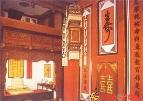 Phòng tân hôn của hoàng đế và hoàng hậu sau đám cưới có màu đỏ.