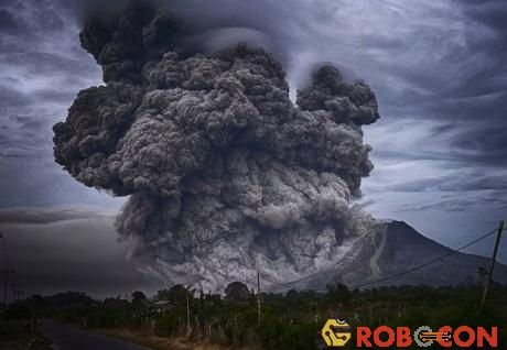 Cột tro bụi núi lửa khổng lồ.
