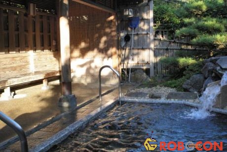 Tắm Onsen là truyền thống lâu đời của người Nhật. 