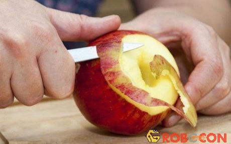 Gần một nửa hàm lượng vitamin C của một quả táo nằm dưới lớp vỏ của nó